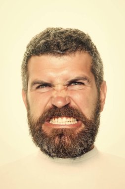 Hipster kızgın yüzü ile.