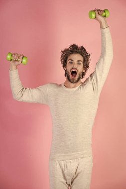 Sporcu, pembe bir arka plan üzerinde adam bağırarak.