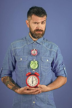 Sakallı adam tutun çalar saat.