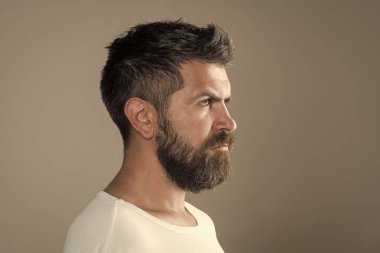 Adam ya da gri arka plan üzerinde sakallı adam.