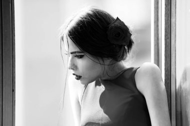 İspanyol kadın makyaj ve kırmızı dudaklar, saç gül