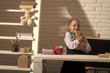 Beyaz tuğla duvar arka plan üzerinde sınıfta çocuk