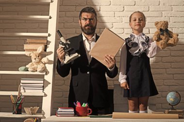 Okul ve babalar günü kavramı. Kız ve babası