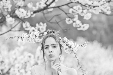 güzel genç kız ile kiraz bahçesinde bahar çiçek