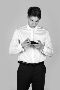 adam beyaz tişört, mavi pantolonlu kol düğmesi ile telefon kullanma