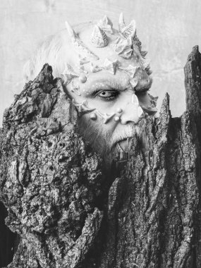 Büyücü adam dikenler ve yüzünde siğil