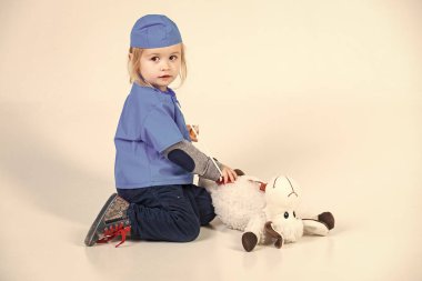 oyuncak hayvan ile tek tip oyun doktor çocukta veteriner