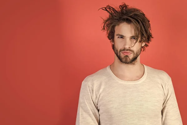 Homme aux cheveux échevelés en sous-vêtements . — Photo