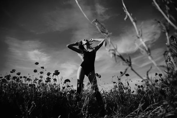 Opio, mujer o niña en el campo de flores de semillas de amapola — Foto de Stock