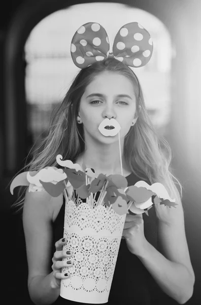 Αστείο, όμορφο κορίτσι με το χαριτωμένο ποντίκι αυτιά και λευκή χείλη — Φωτογραφία Αρχείου