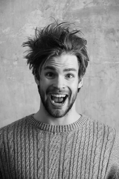 Unshaven cara feliz bonito com cabelo na moda — Fotografia de Stock