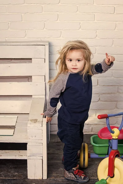 Мальчик в детской комнате с игрушками — стоковое фото
