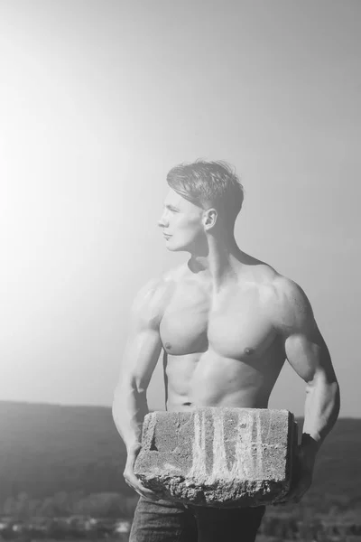 Mannen builder med muskulös kropp. — Stockfoto