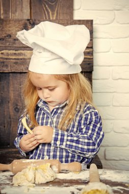 Yürümeye başlayan çocuk chef şapka ve un hamur yoğurma