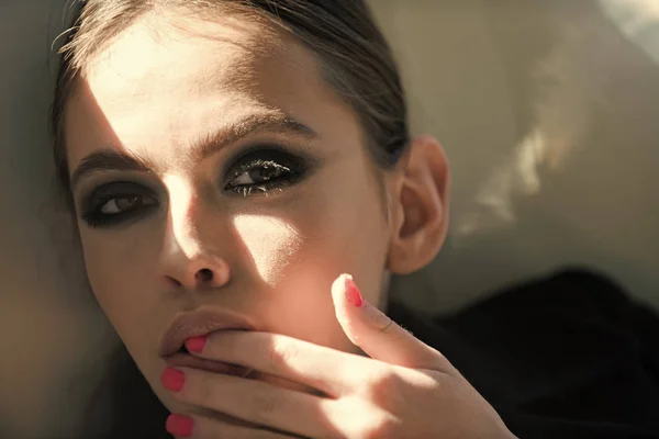 Chica con maquillaje en la cara lamer dedos con uñas rojas —  Fotos de Stock