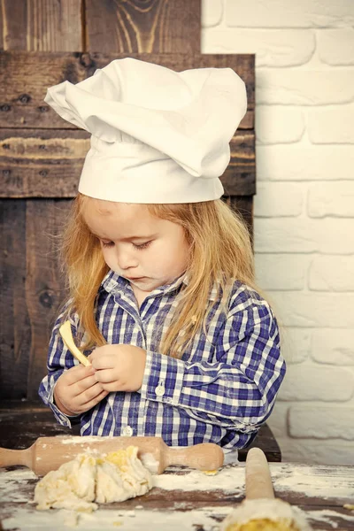 Yürümeye başlayan çocuk chef şapka ve un hamur yoğurma