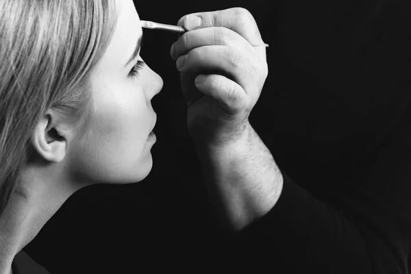 Ragazza ottenere il trucco sulla pelle del viso con spazzola a polvere — Foto Stock