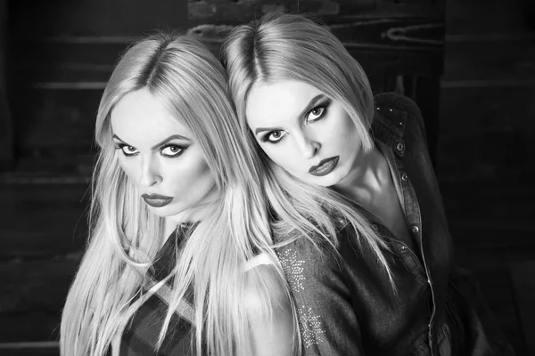 arkadaşlar, ikiz kız sarışın saçlı