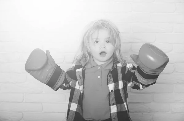 Щасливий маленький хлопчик в червоних боксерських рукавичках, вигравши позу — стокове фото