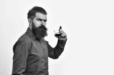 ciddi sakallı adam hipster viski bardağında turuncu gömlek ile