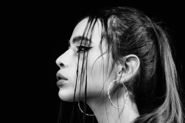 Güzellik Salonu ve moda. Moda makyaj kız. Kozmetik ve cilt bakımı. Kuaförler Berber ve Kuaför. Kadın şık uzun küpeler saçlı.