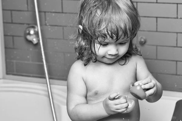 Bambino in bagno con anatroccolo — Foto Stock