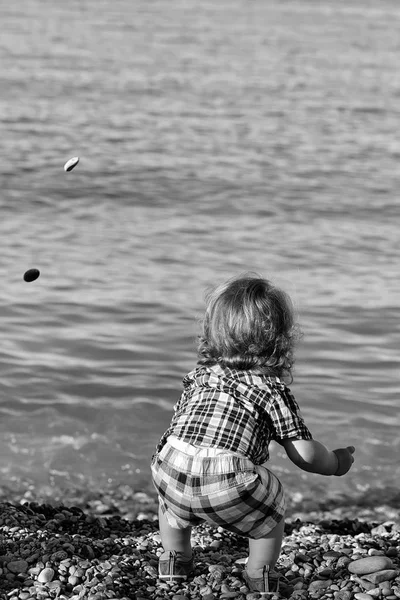 Chlapec na plážiビーチでの少年 — Stockfoto