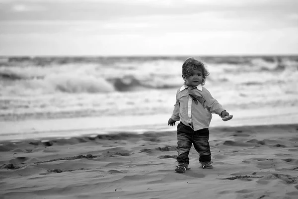 Söt baby pojke på stranden — Stockfoto