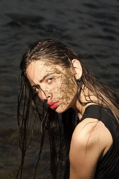 Um fim de uma cara de mulher na lama — Fotografia de Stock