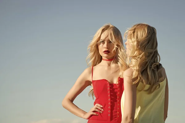 Mulheres com cabelo loiro ao ar livre . — Fotografia de Stock