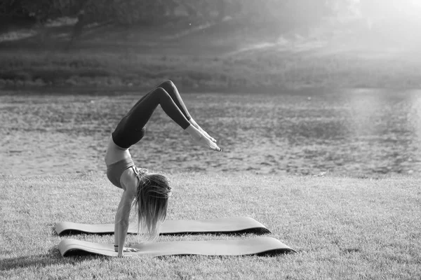 Девушка солнечный открытый на фитнес мат . — стоковое фото