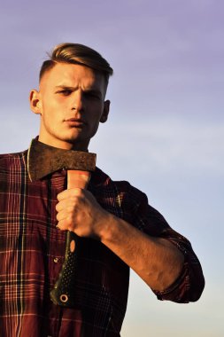 Adam oduncu balta ile'nde Günbatımı tıraş.