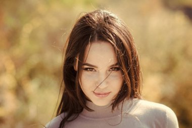 Kadın yüz makyaj güneşli gün ile