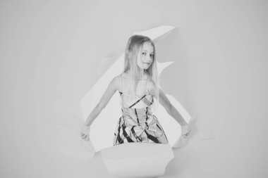 güzel çocuk pembe Studio'da poz. Retro tarzı.