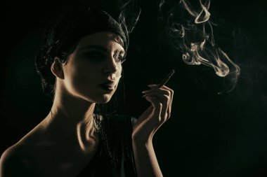 Fotoğraf noir, retro kadın siluet duman. Kız ağızlık içinde Sigara İçilmeyen vintage. Pinup moda ve güzellik. kötü alışkanlık ve bağımlılığı. moda model siyah arka plan üzerinde sigara ile pin.