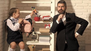 Sınıf ve ev eğitim kavramı. Liseli kız ve baba