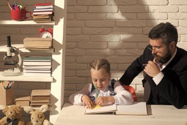 Sınıf ve ev eğitim kavramı. Adam ve çocuk