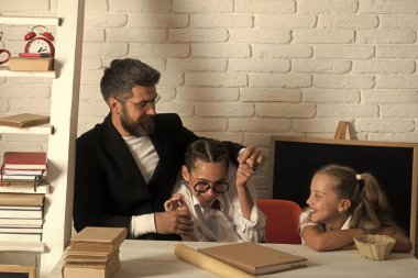 Çocuk, abla ve babaları ile mutlu yüzler