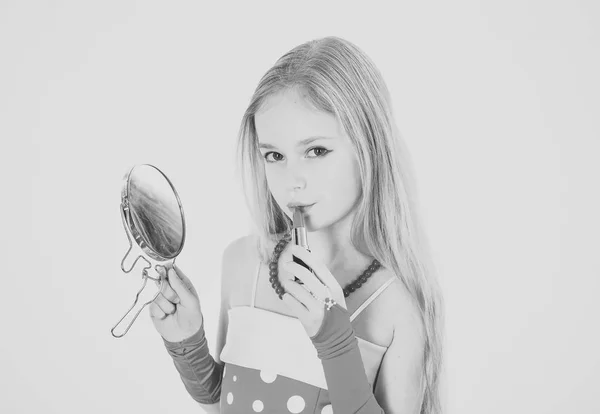 Kapper en pin-up stijl. kapper en kapper, meisje met spiegel — Stockfoto
