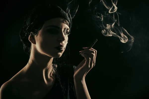 Fénykép Noir Retro Sziluettje Füst Lány Dohányzás Cigaretta Szócsöve Vintage — Stock Fotó