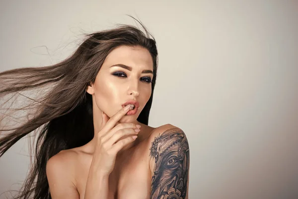 Kobieta z malowaniem na ramieniu tatuaż — Zdjęcie stockowe