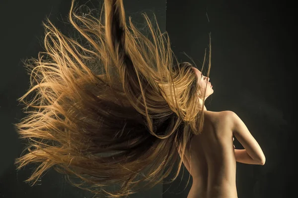 Menina não tem maquiagem e cabelo saudável no fundo preto . — Fotografia de Stock