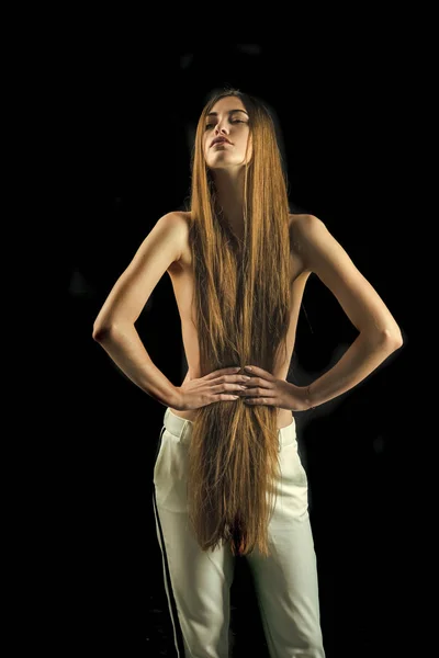 Kobieta z stylowe, długie włosy i nagie piersi. — Zdjęcie stockowe