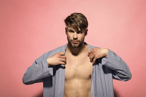 Hombre puso bata azul sobre fondo rosa — Foto de Stock