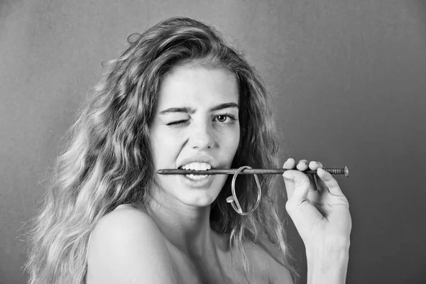 Metalize çivi ile sağlıklı beyaz dişleri ısırma kız — Stok fotoğraf