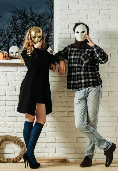 Fille et homme en masque doré restent à la fenêtre — Photo