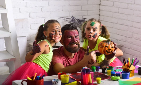 Halloween rodina muže a dívky v programu Malování s dýně — Stock fotografie