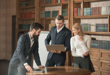 Küresel sosyal ağ. Arkadaşlar sosyal ağ üzerinde arama yapabilirsiniz. Sosyal ağ kullanıcılarının Kütüphane içinde laptop ile. İş sosyal ağ uzmanları için