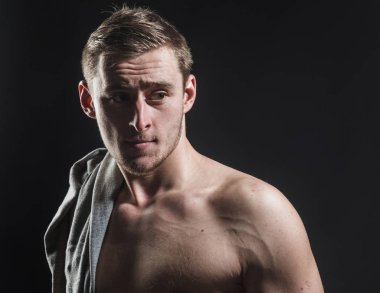 Uygun kavram. Yakışıklı adamla omuz uygun. Zinde ve sağlıklı. Uygun olmak için taahhüt