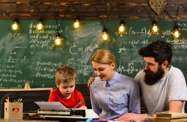 Çatı katı iç coworking alanı atölye teknoloji iletişim eğitim iş için dijital aygıtlar ve wifi, online test, bireysel yapma uluslararası öğrenci ile Öğrenci Konferansı,